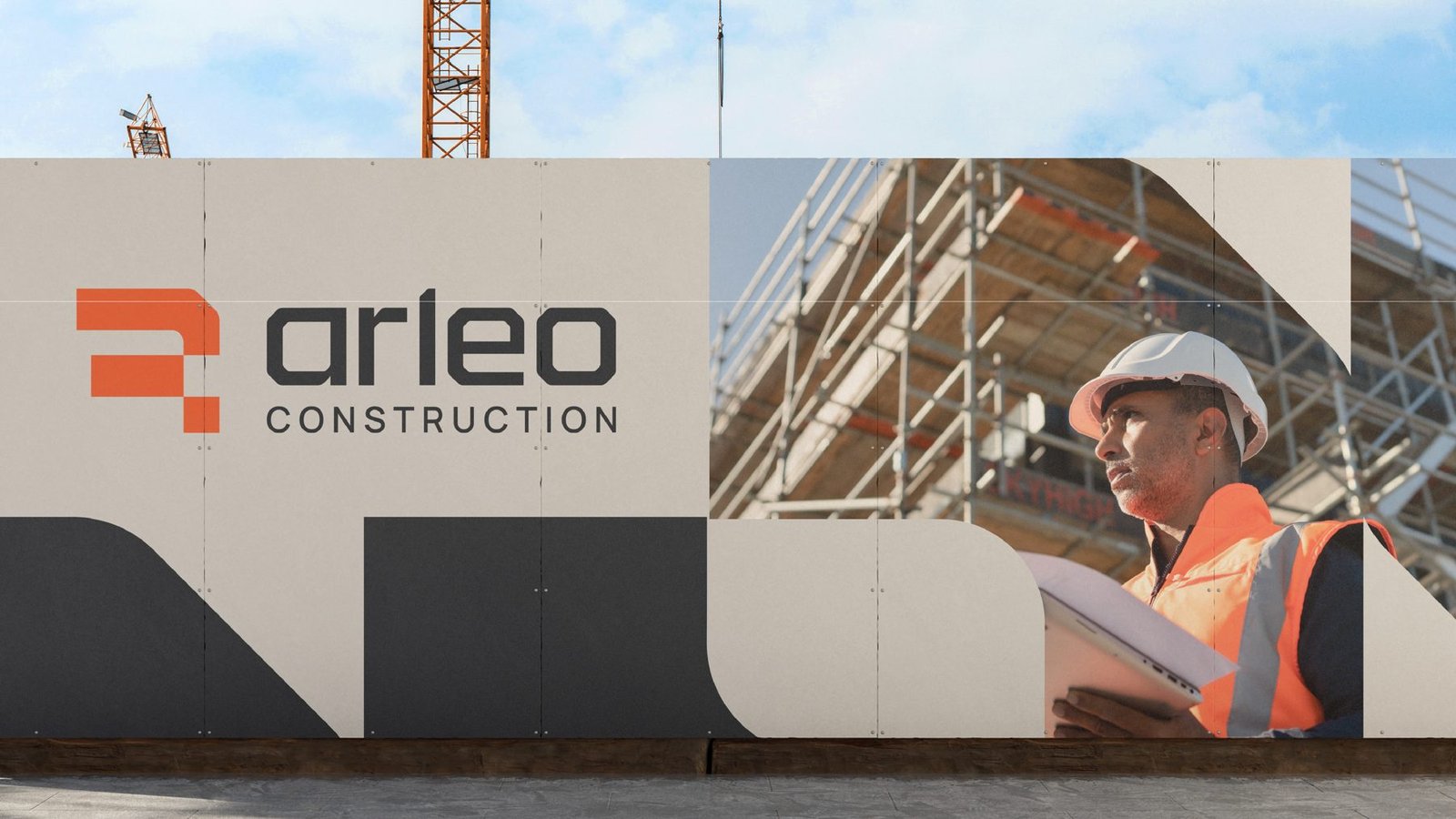 Vallado de obra con el logotipo de Arleo Construction