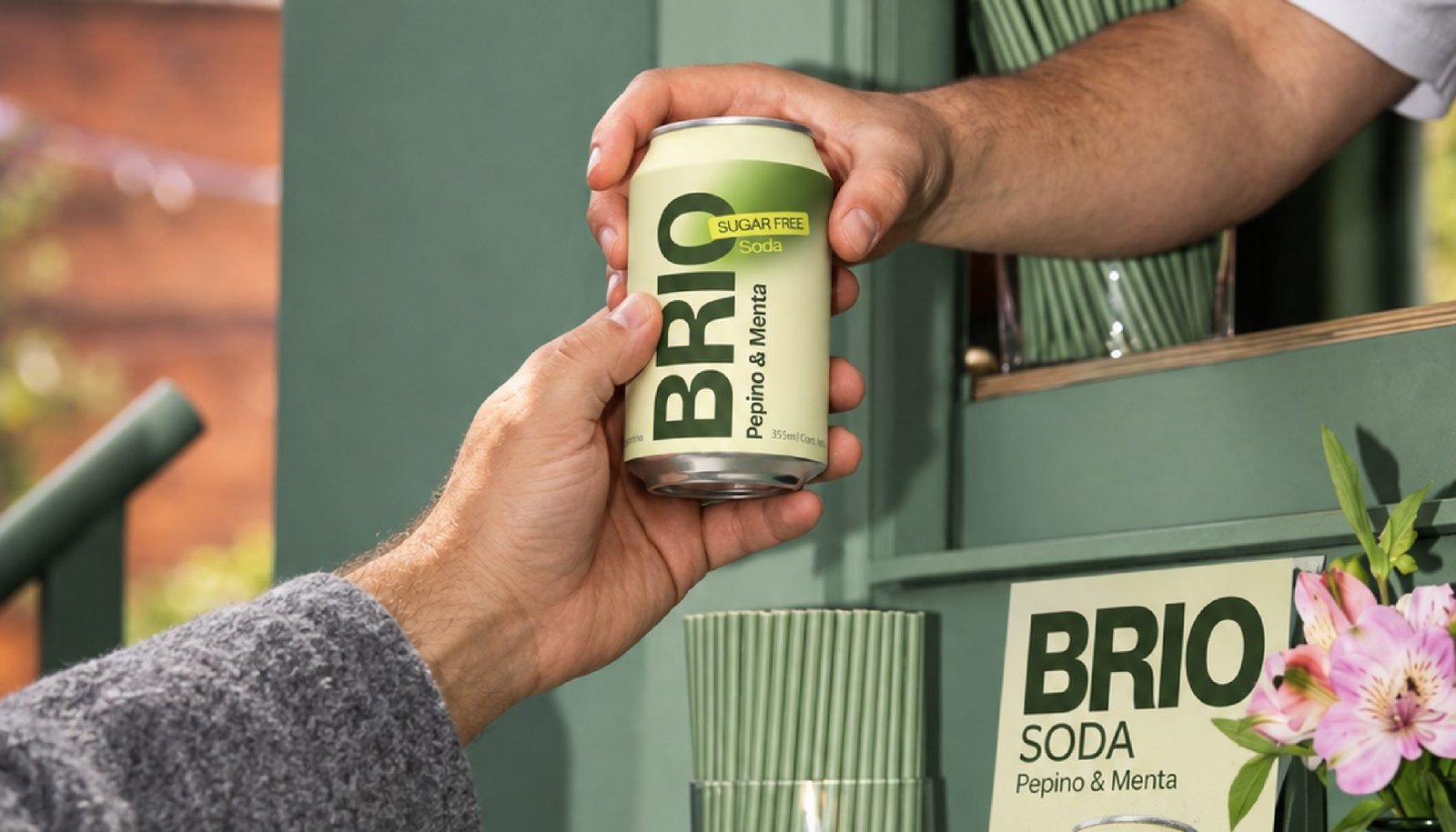 Lata de Brio entregada en un puesto con cartel de la marca
