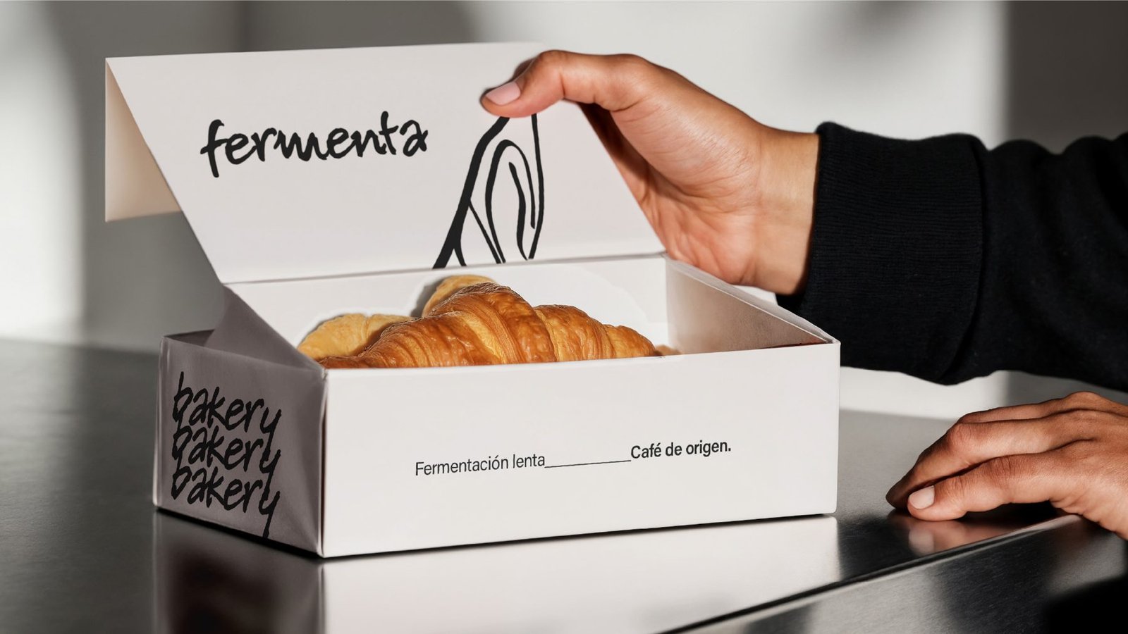 Caja de Fermenta abierta con croissants