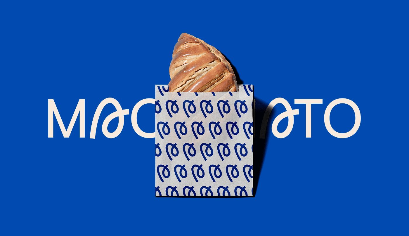 Bolsa de papel con patrón de la letra a y croissant sobre el logotipo