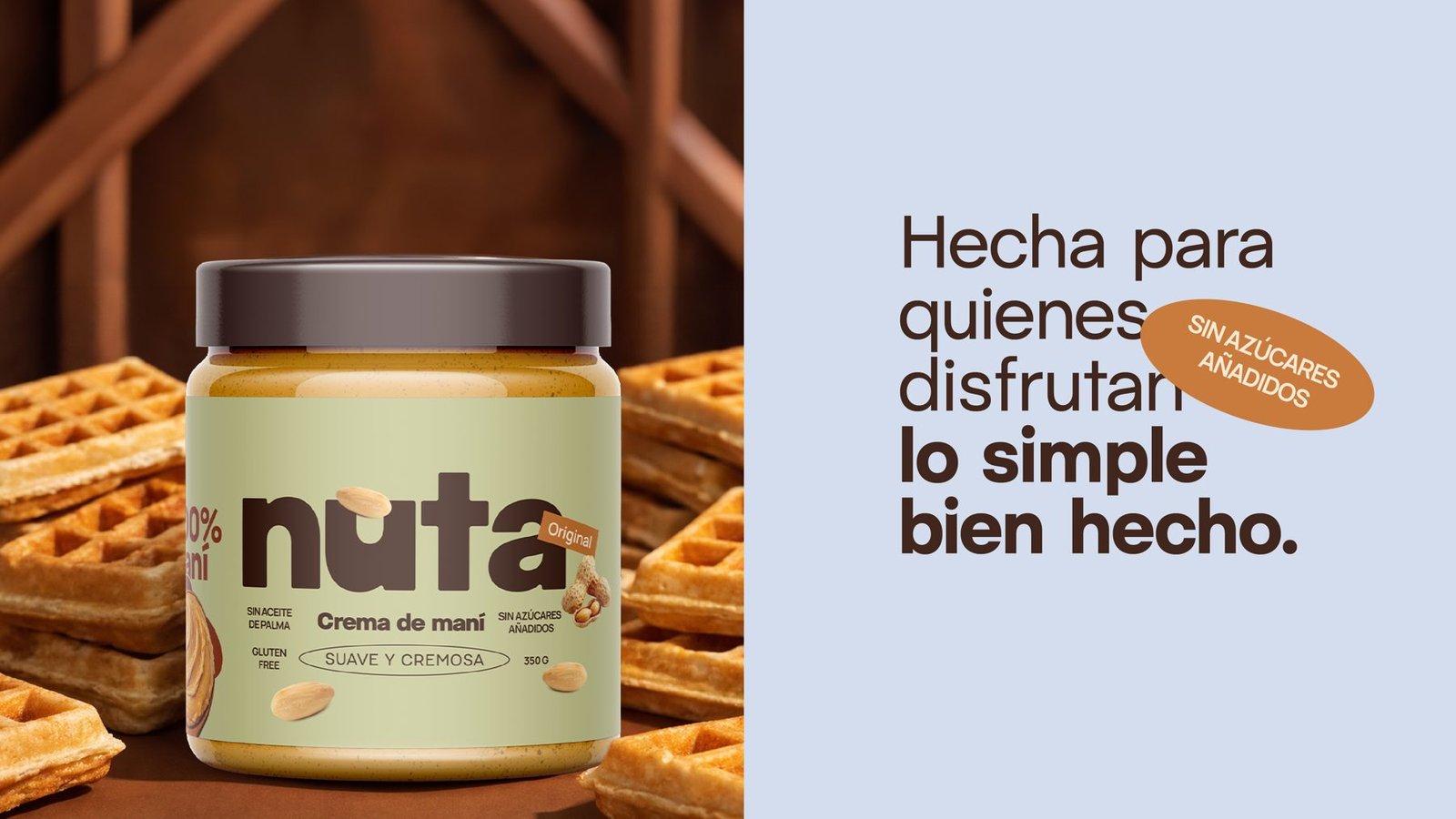 Frasco de Nuta entre waffles junto al mensaje Hecha para quienes disfrutan lo simple bien hecho
