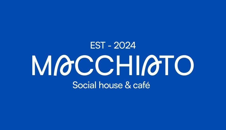 Macchiato Social house & café: logotipo sobre fondo azul