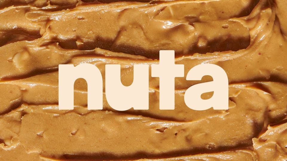 Nuta: logotipo sobre una textura de crema de maní