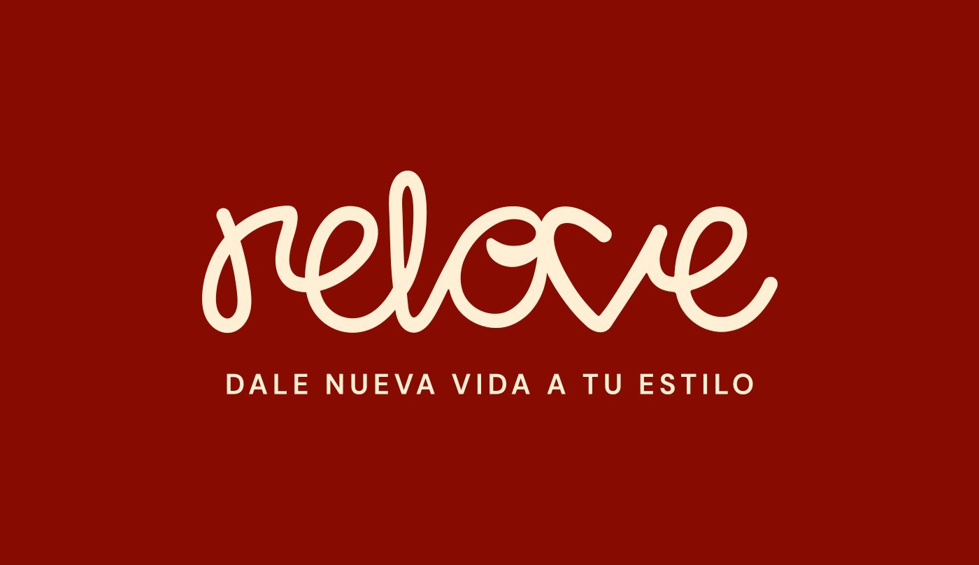 Logotipo de Relove con la frase Dale nueva vida a tu estilo sobre fondo bordó